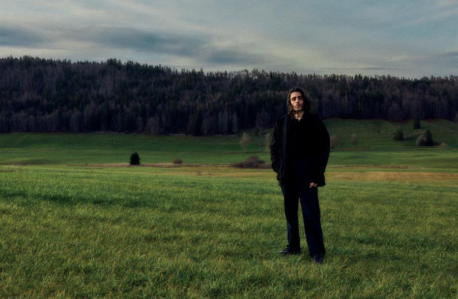 Photographie, portrait d'Adrián Villar Rojas.