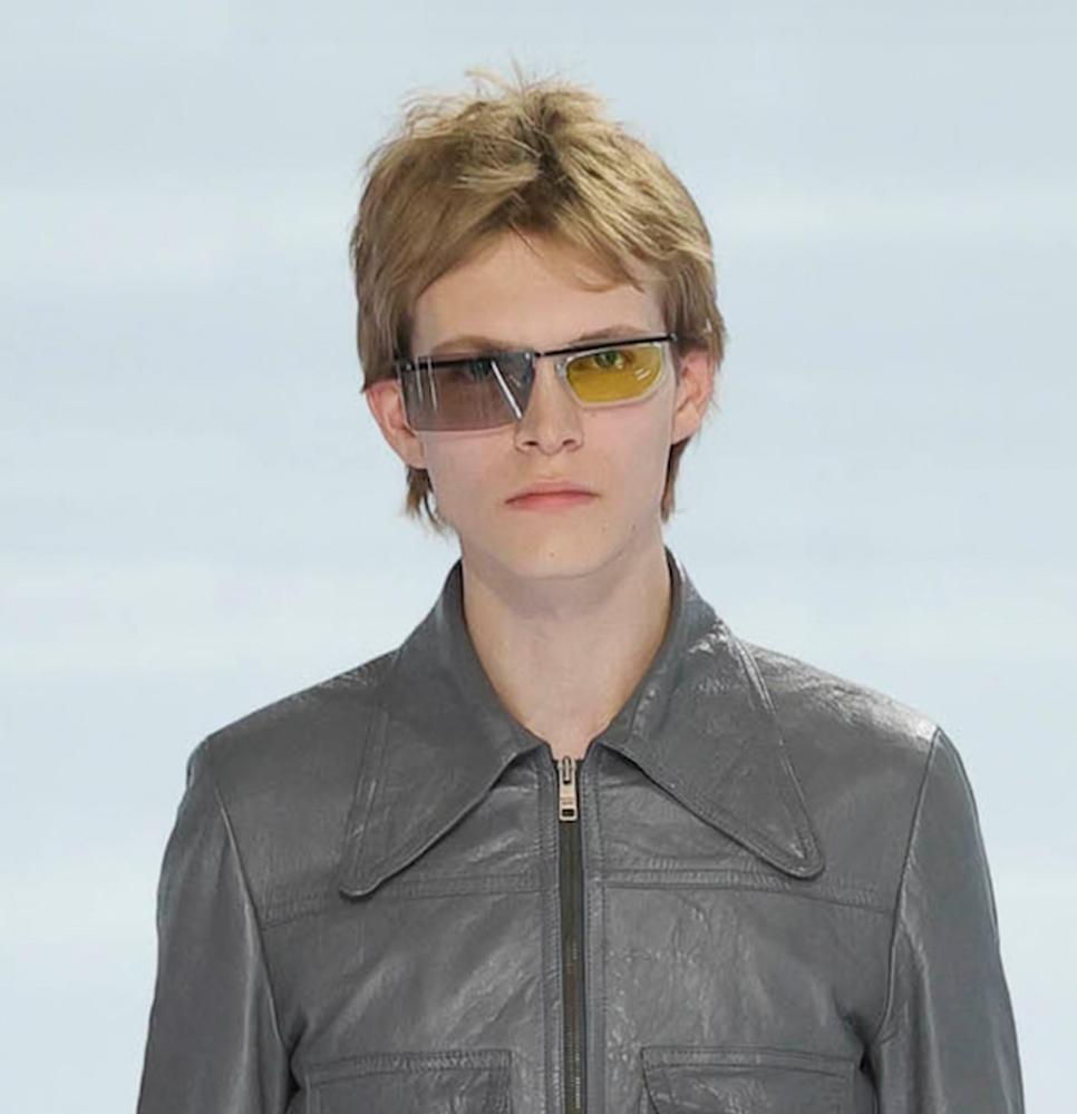 Lunettes dépareillées noires et jaunes Prada © Prada.