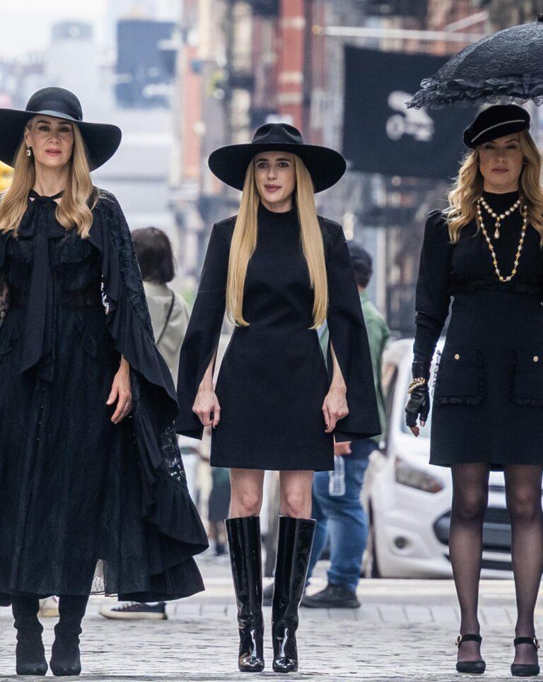 Alex Consani, Gabourey Sidibe, Frances Conroy, Sarah Paulson, Emma Roberts, Leslie Grossman et Avantika Vandanapu lors du tournage de « American Horror Story » à SoHo, le 9 juillet 2026, à New York. © TheStewartofNY/GC Images.