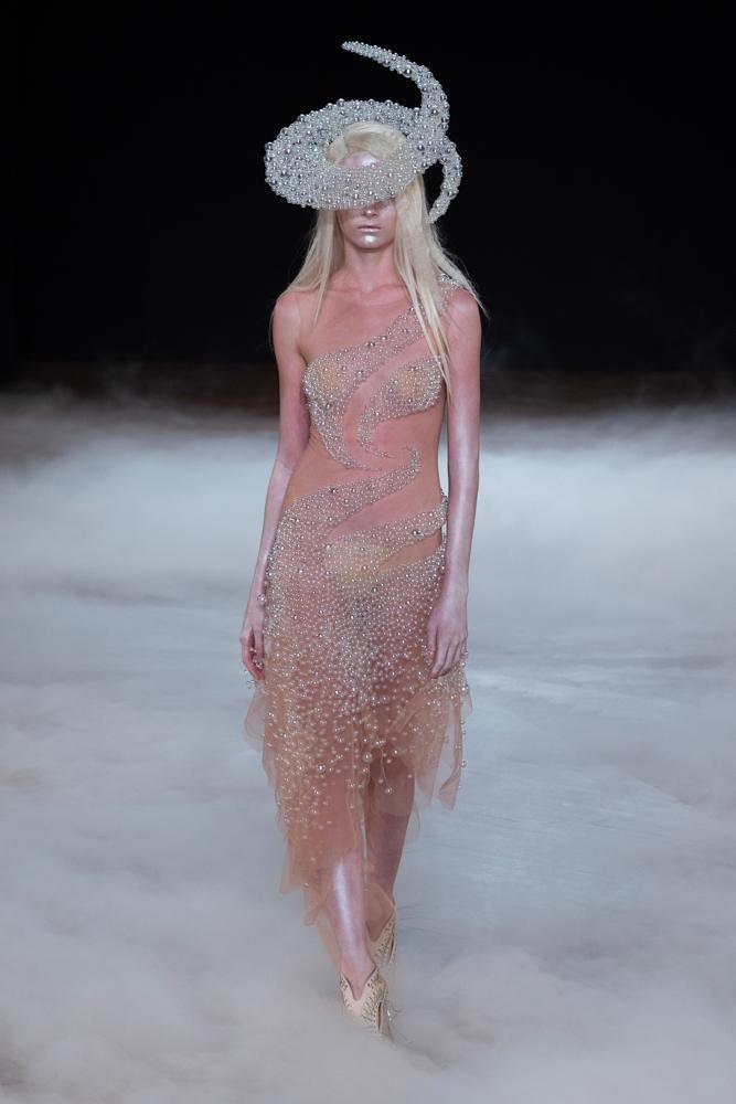 la robe à bulles de verre du défilé iris van herpe automne-hiver 2026-2027