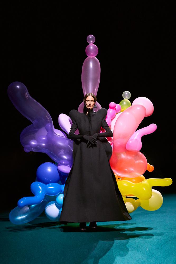 La robe noire parsemée de ballons colorés Robert Wun automne-hiver 2026-2027