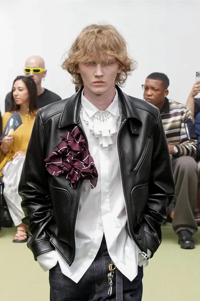 Broche en tissu Sacai. © Sacai.