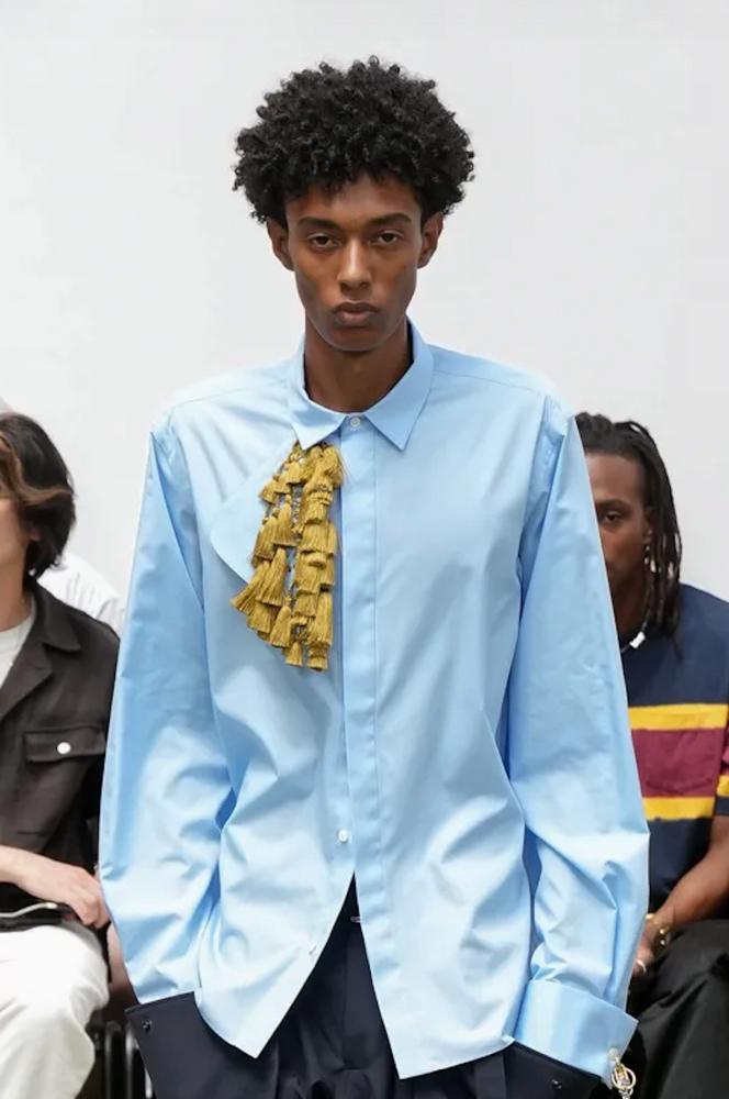 Broche à pompons Sacai. © Sacai.