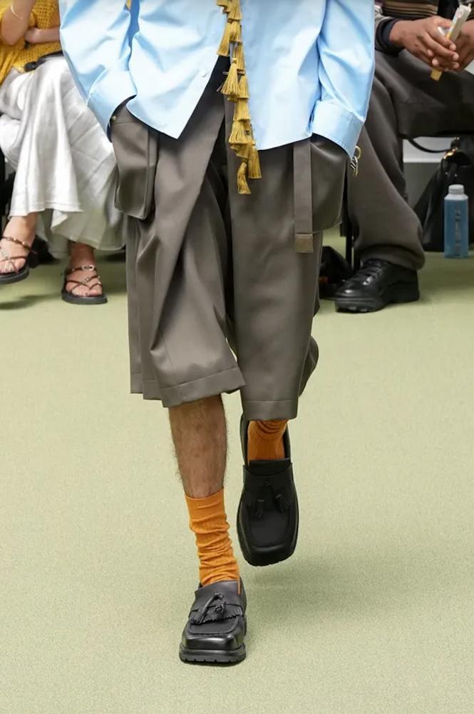 Chaussures noires en cuir Sacai. © Sacai.