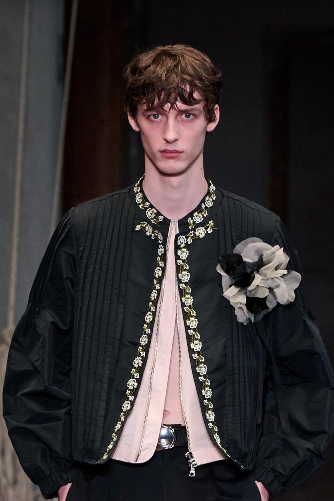 Broche noire et blanche Simone Rocha. © Simone Rocha.