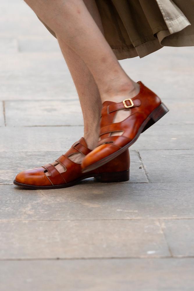 Sandales ouvertes en cuir Soshiotsuki. © Antoine Flament/Getty Images.
