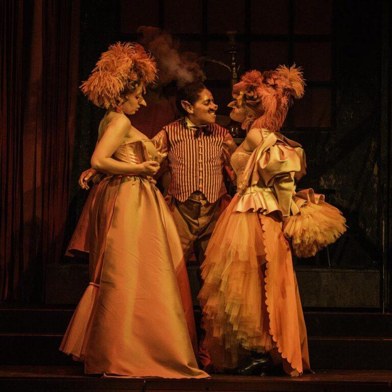 Le spectacle La vie parisienne de Jacques Offenbach, mis en scène par Valérie Lesort, au théâtre du Châtelet.