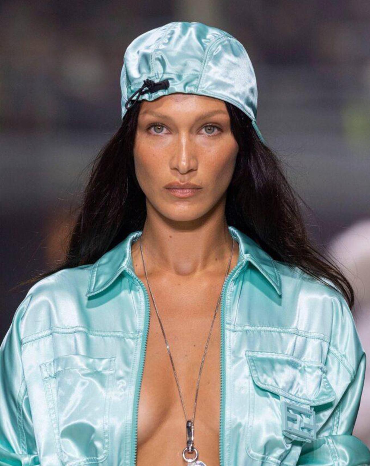La mannequin Bella Hadid au défilé Fendi resort 2023 en bleu Tiffany.