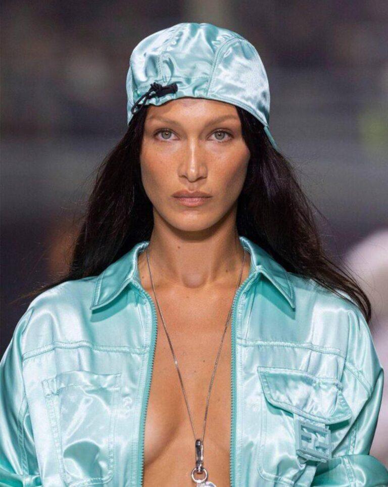 Bella Hadid au défilé Fendi resort 2023 en bleu Tiffany.