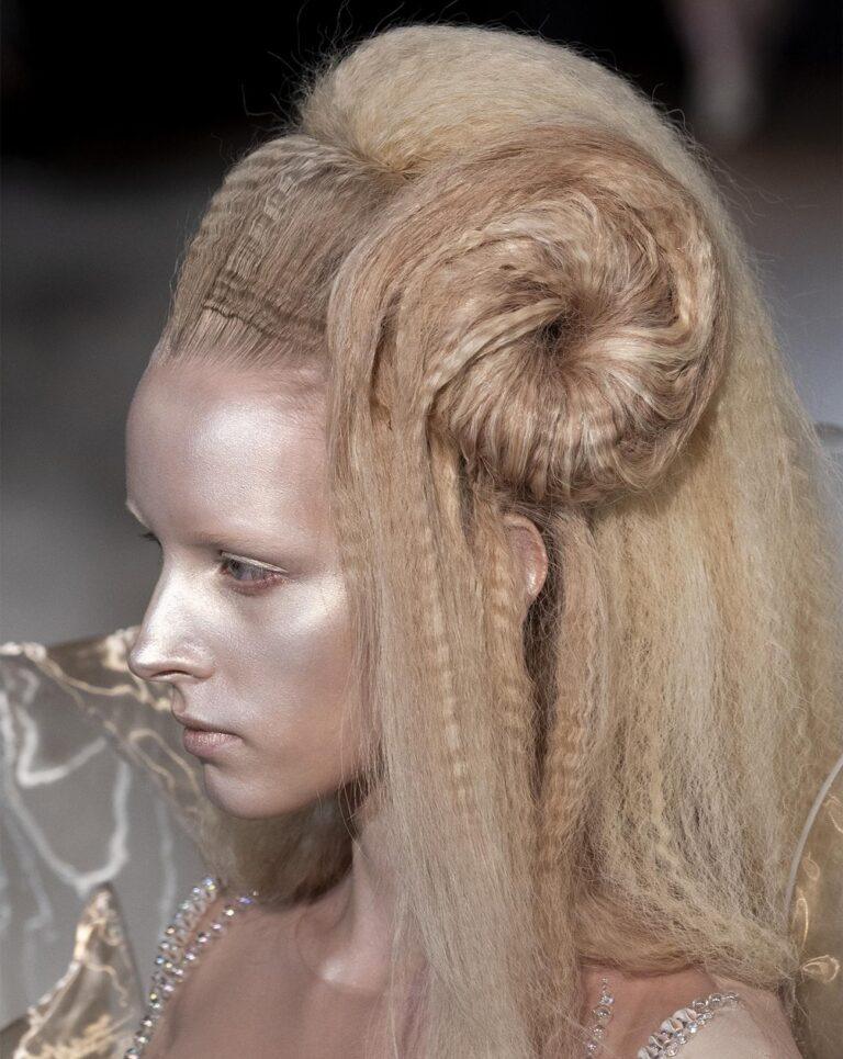 Le make up nacré du défilé Iris van Herpen haute couture automne-hiver 2026-2027.