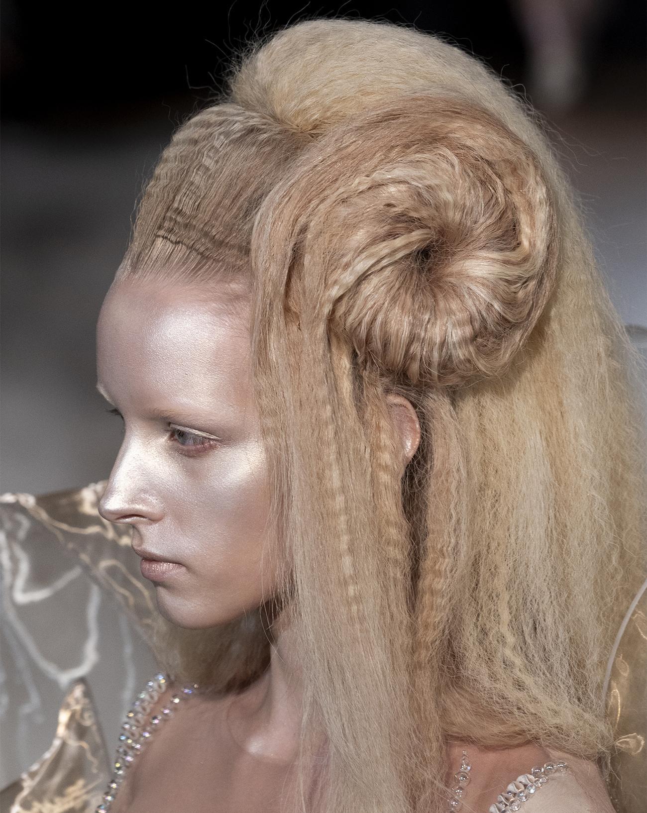 Le make up nacré du défilé Iris van Herpen haute couture automne-hiver 2026-2027.