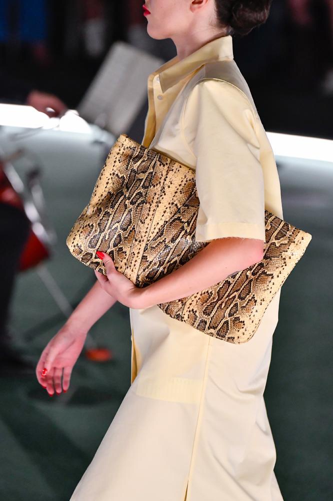 Pochette imprimé serpent Willy Chavarria. © Virgil CLAISSE/Gamma-Rapho via Getty Images.