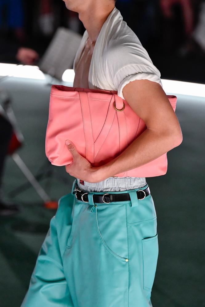 Pochette en cuir rose Willy Chavarria. © Virgil CLAISSE/Gamma-Rapho via Getty Images.