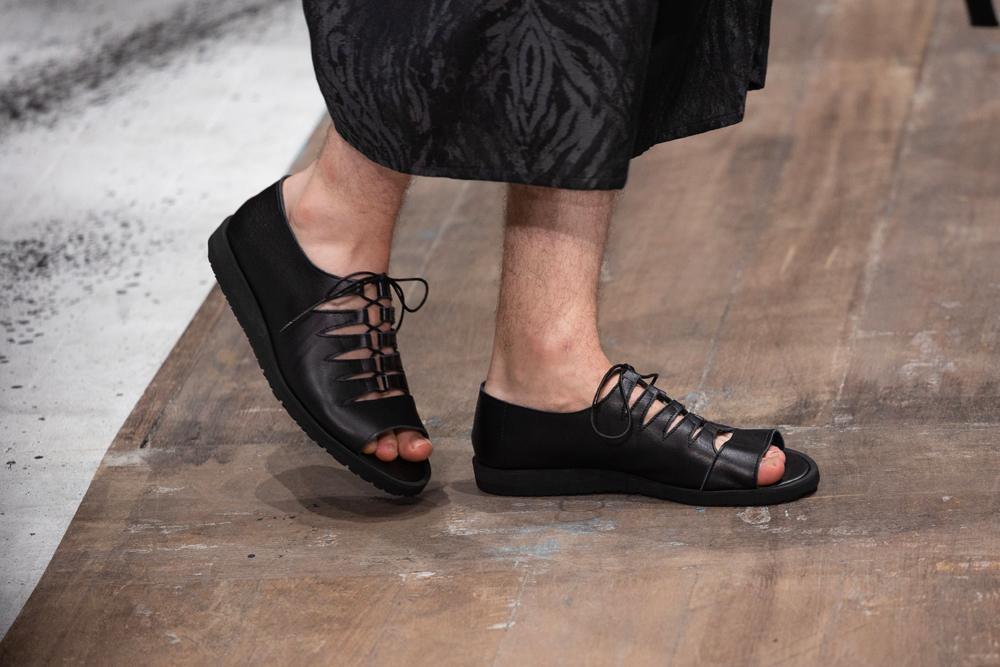 Sandales ouvertes en cuir Yohji Yamamoto. © Antoine Flament/Getty Images.