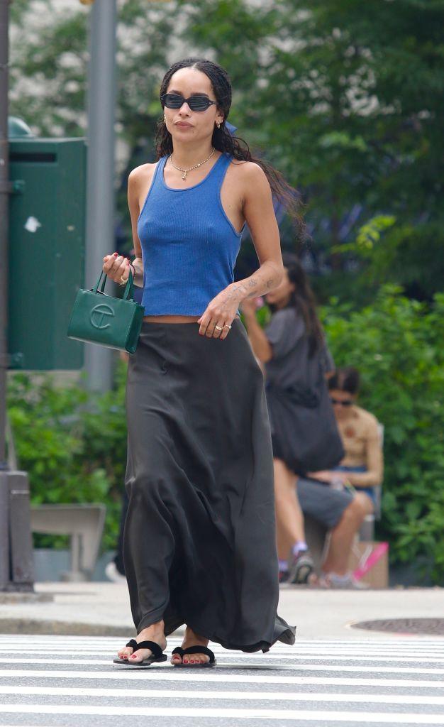 Zoë Kravitz street style en tongs et jupe longue. © LRNYC/MEGA/GC Images.