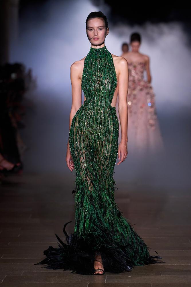 La robe verte et noire à sequins et à plumes du défilé zuhair murad